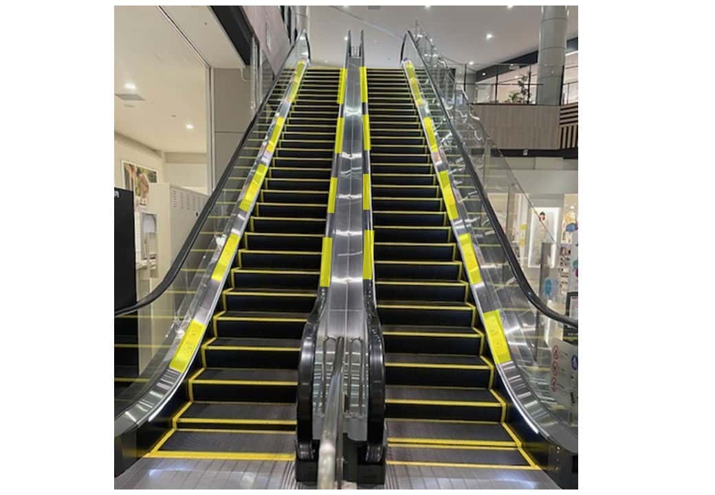 モール内広告 エスカレーター足元レール