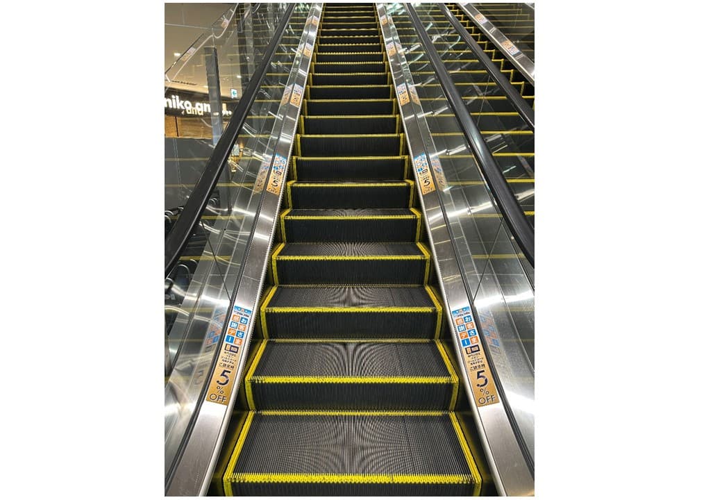 モール内広告 エスカレーター足元レール1