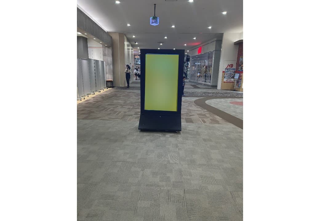 2Fメイン通路にある両面サイネージ(地図赤丸部分)