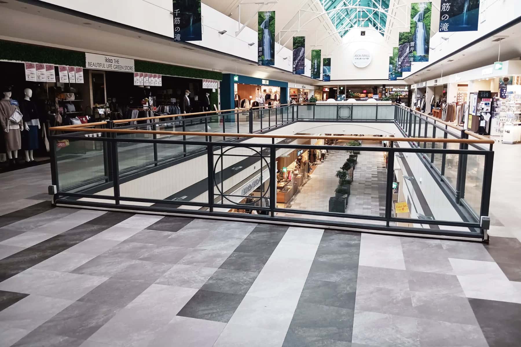 イオン保険カウンター前広場