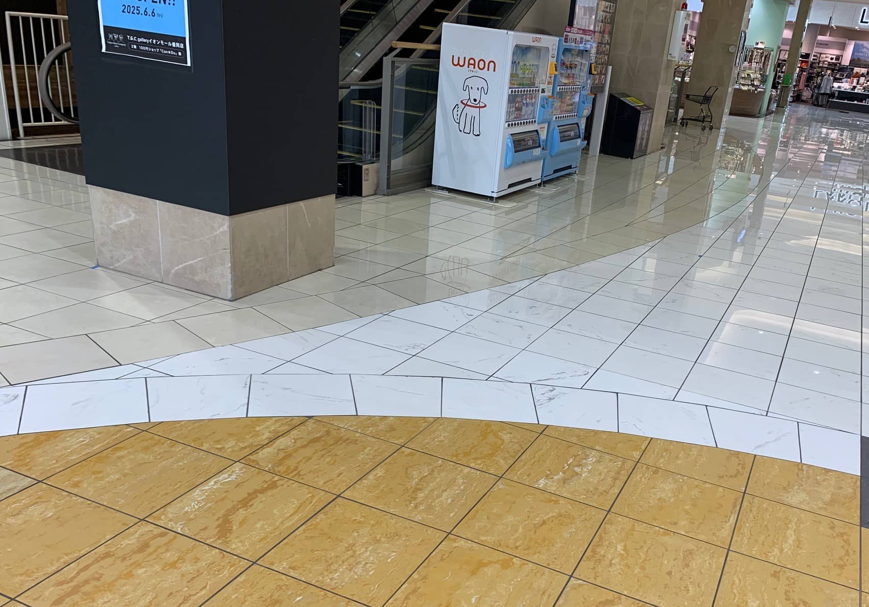 1F 中央エスカレーター横