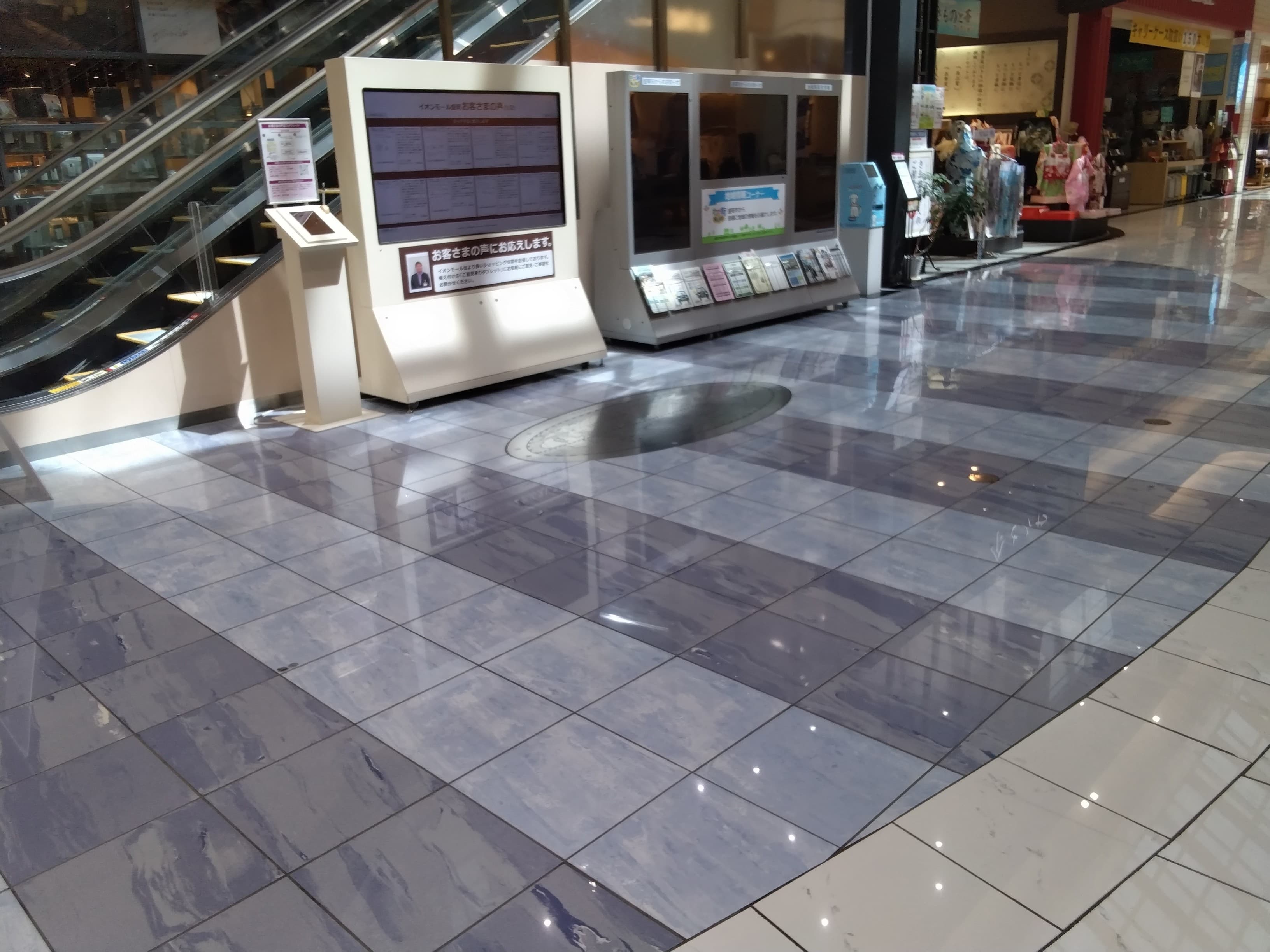 1F北エスカレーター横