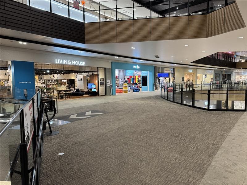 リビングハウス前