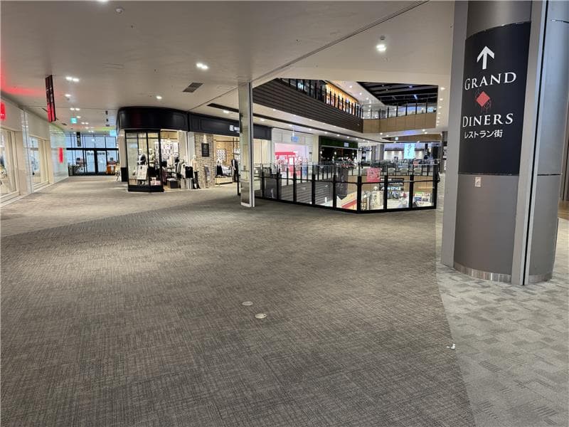 グランドダイナーズ入口前(エクセルシオールカフェ前)1