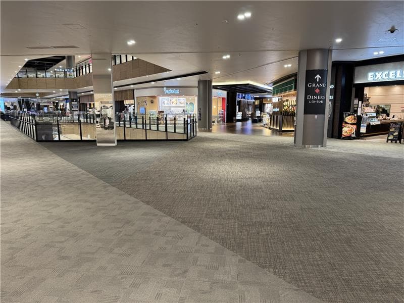 グランドダイナーズ入口前(エクセルシオールカフェ前)