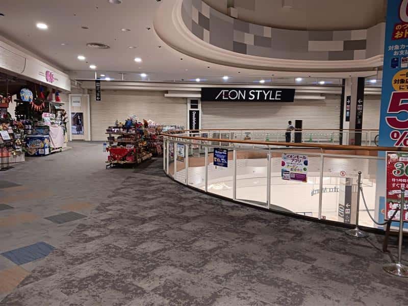 2F リリーコート(専門店側)