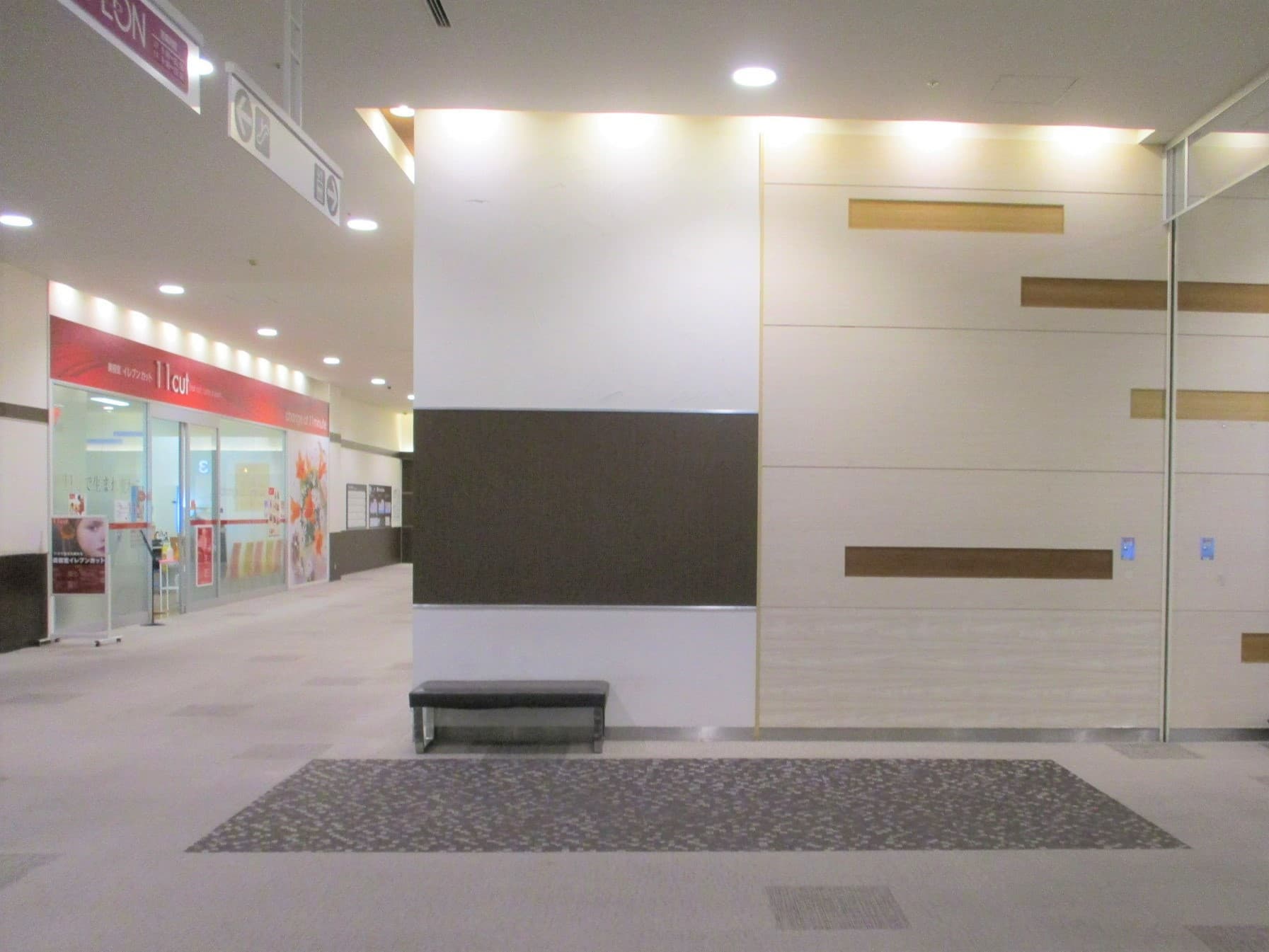 3Fフードコートリーフガーデン入口前