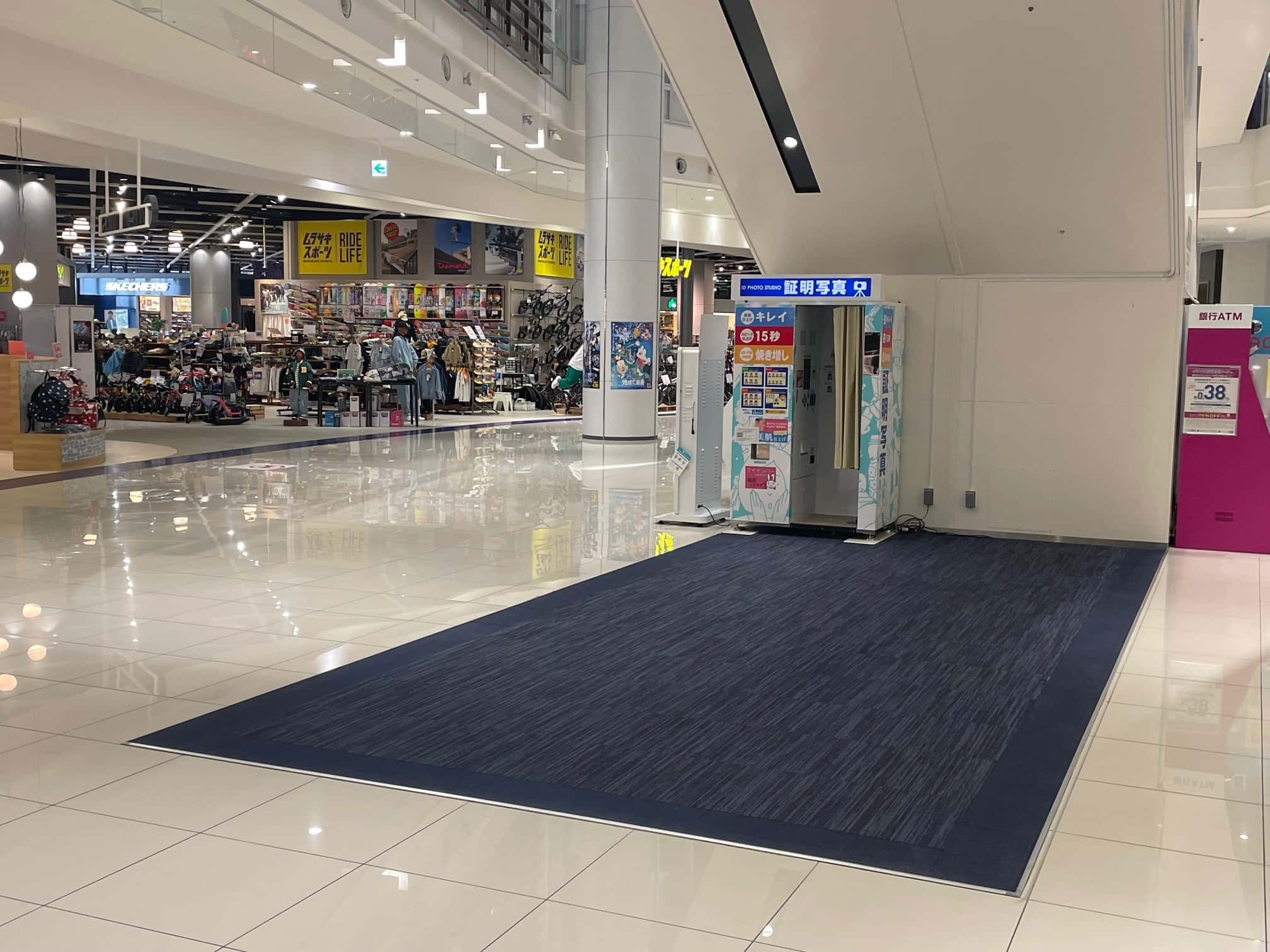 ハーバーサイドエスカレーター下