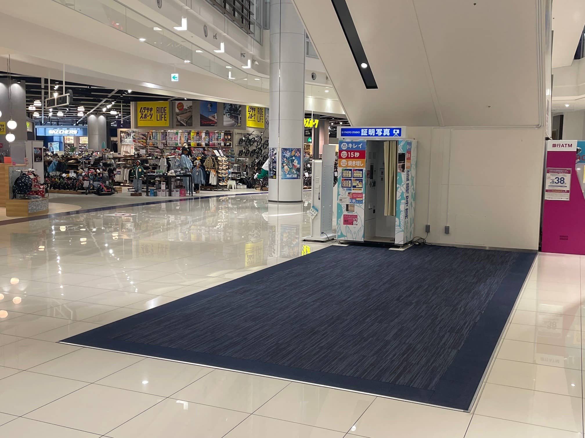 ハーバーサイドエスカレーター下