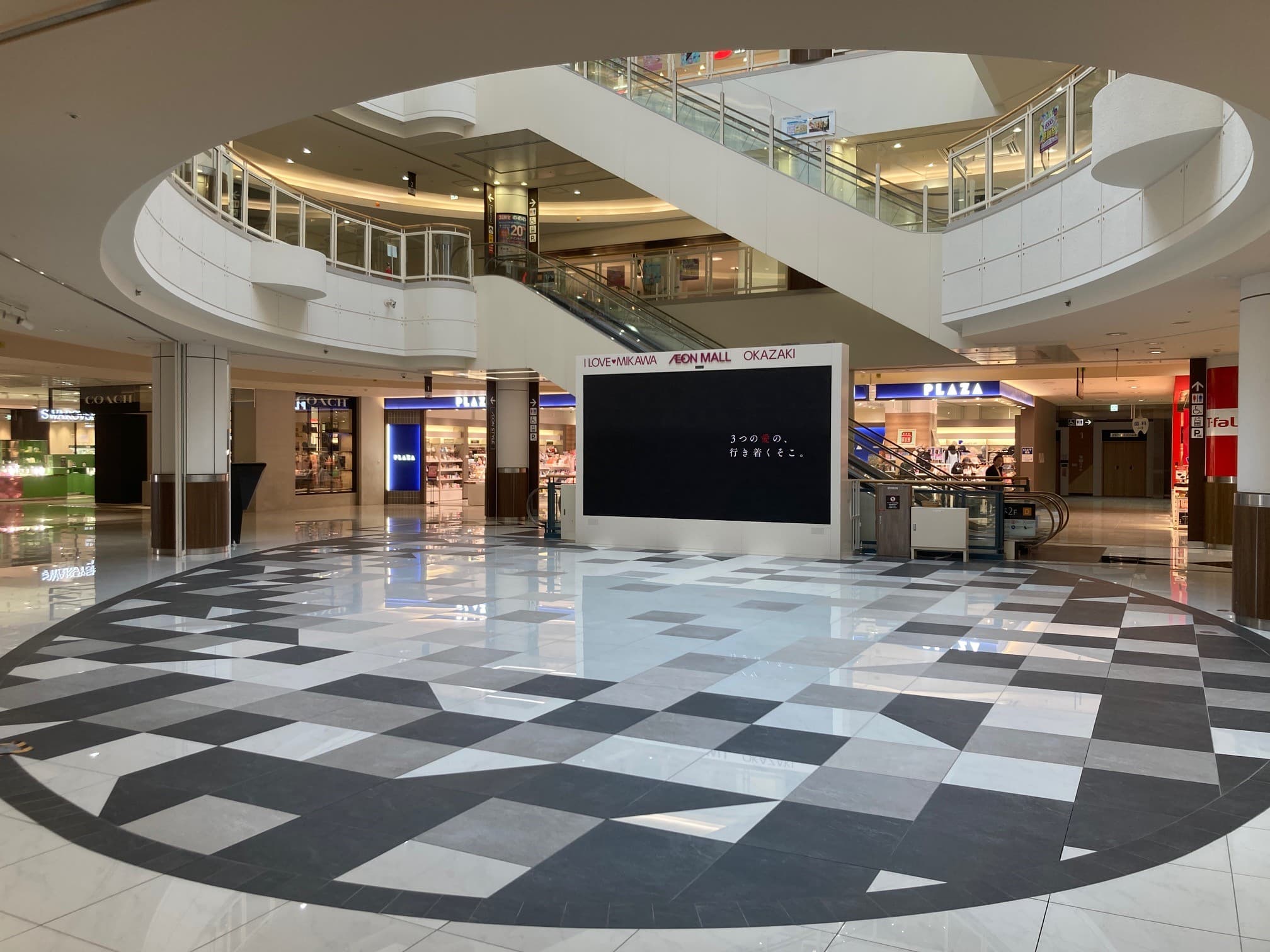 1F セントラルコート