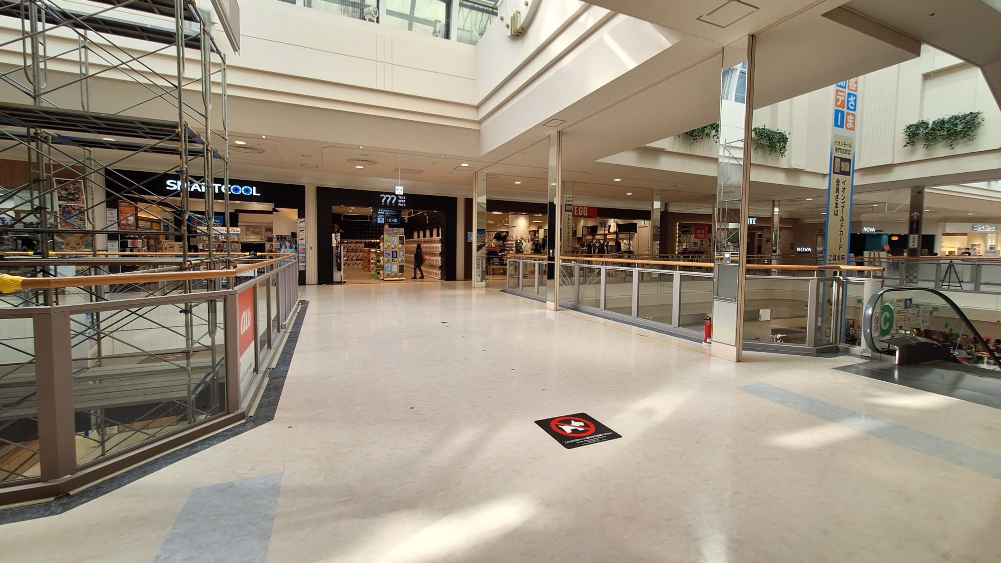 『2F 催事スペースD』-専門店街2階の中心に位置し、通行量が適度で相談会に最適。1