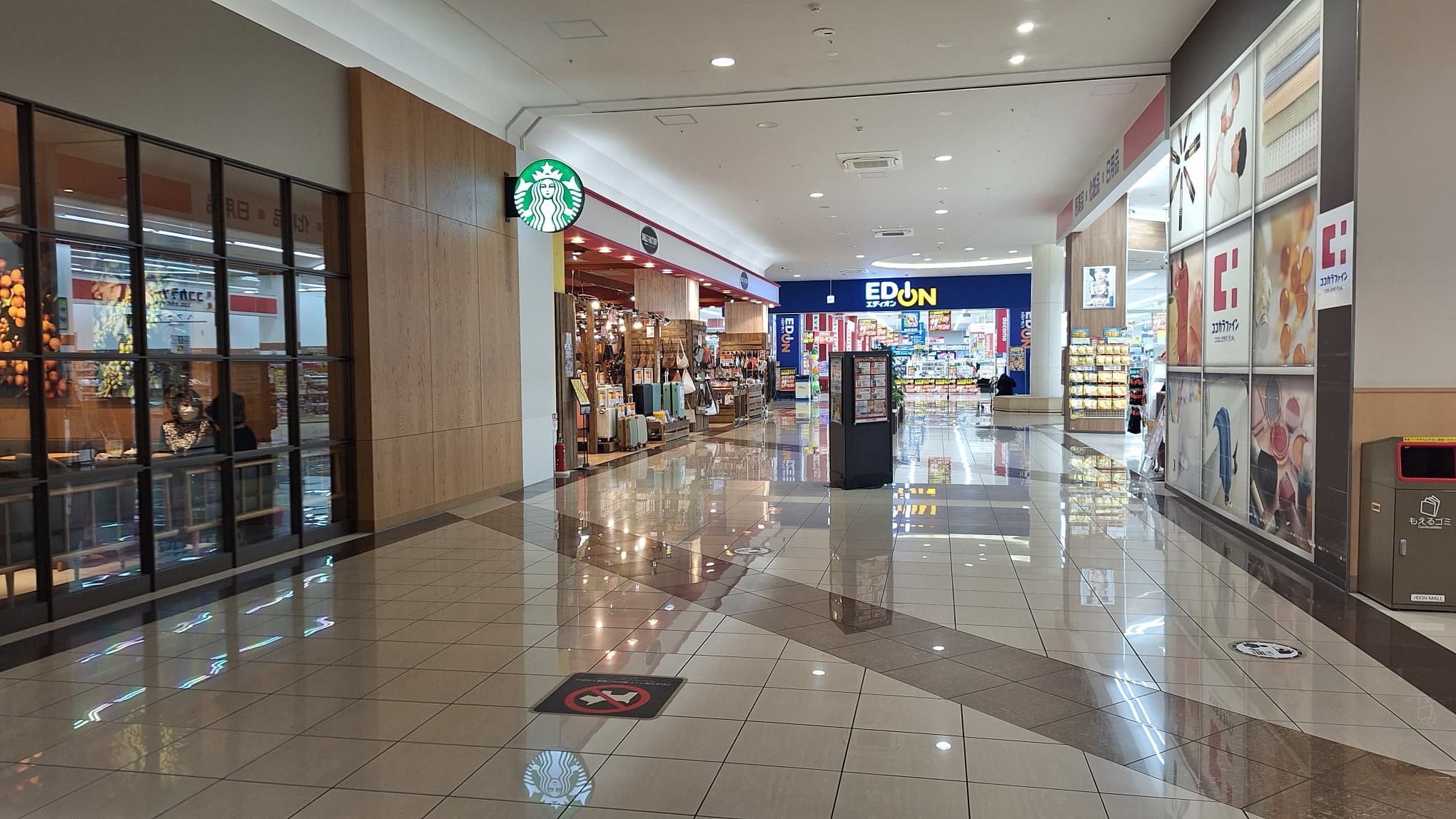 『1F 催事スペースA』ー大型家電量販店、人気カフェ、ドラッグストアに囲まれた共用通路の催事場:適度な通行量とコンパクトなスペースが魅力2