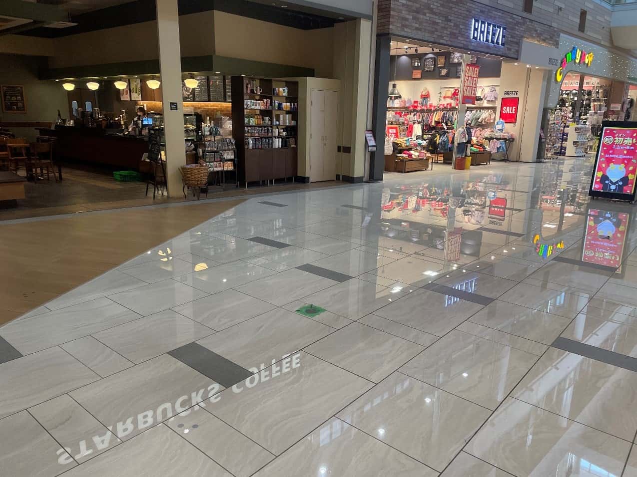 1F スターバックスコーヒー前