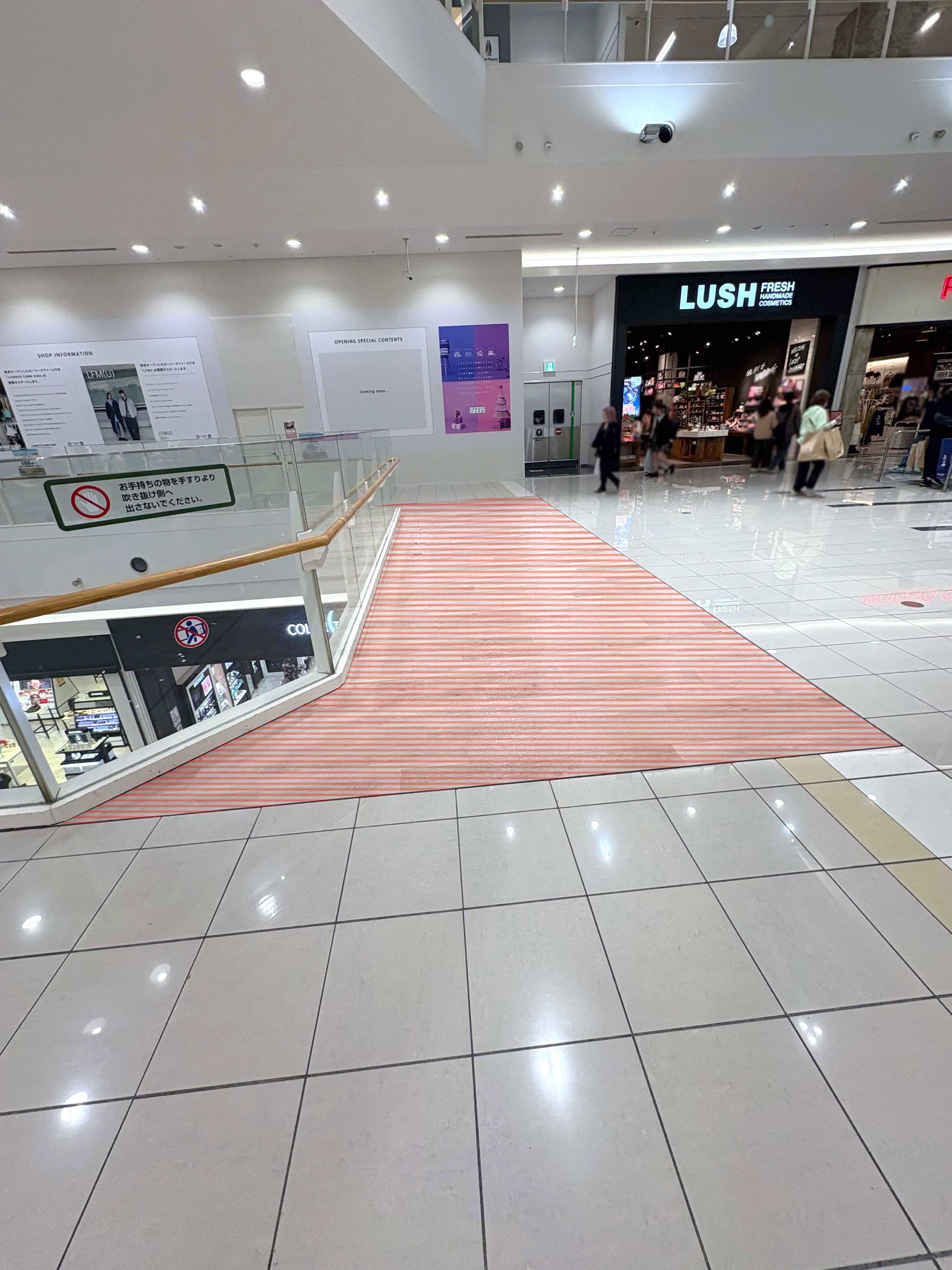 ノースモールエスカレーター脇(LUSH前)