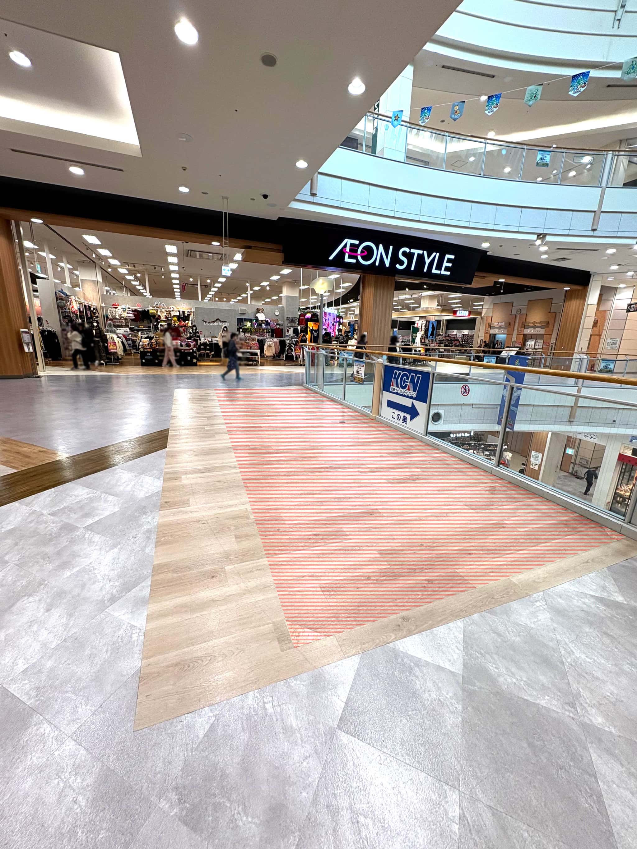 サウスモールエスカレーター脇(ONWARD前)