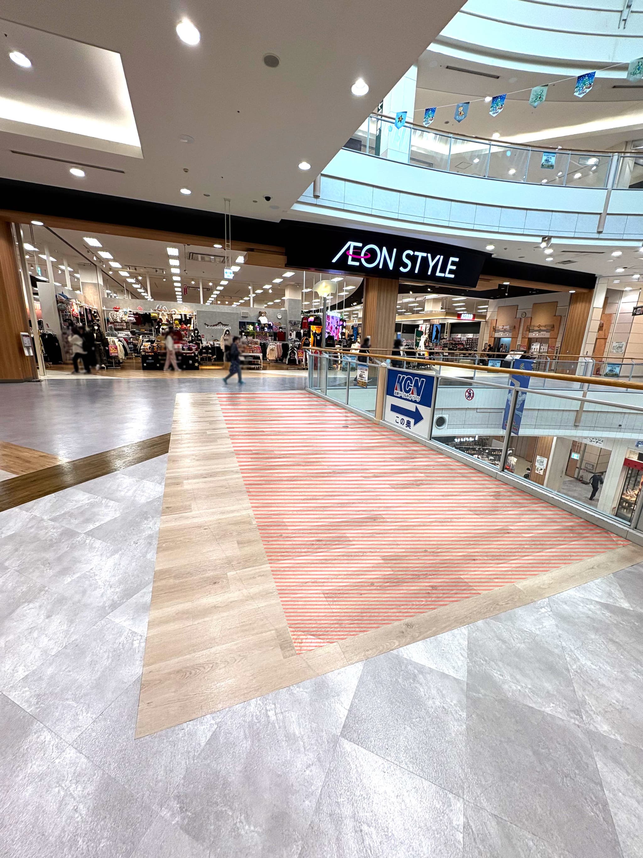 サウスモールエスカレーター脇(ONWARD前)