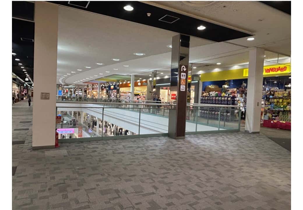 3F ブリッジ(西エスカレーター側)