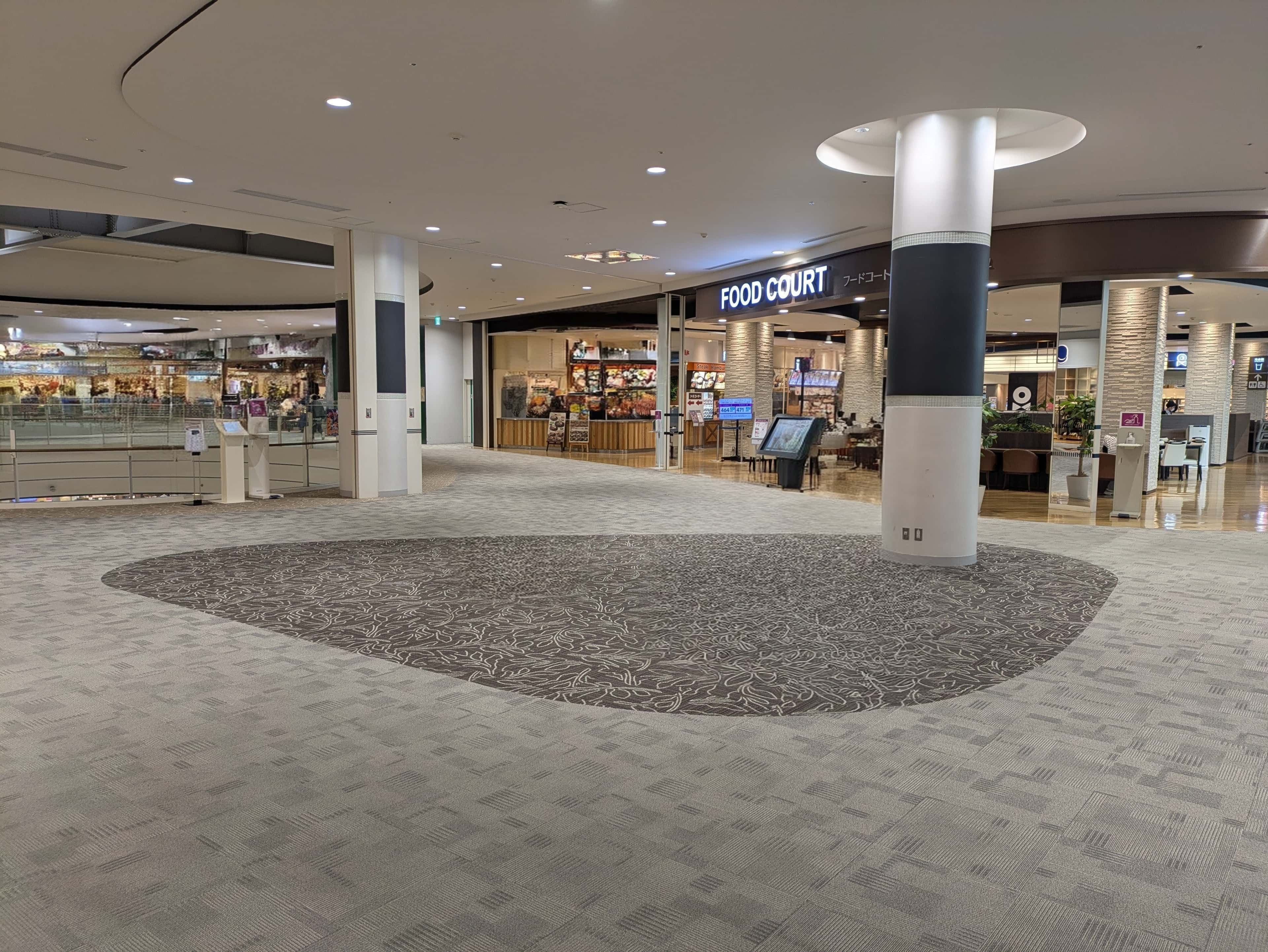 フードコート前
