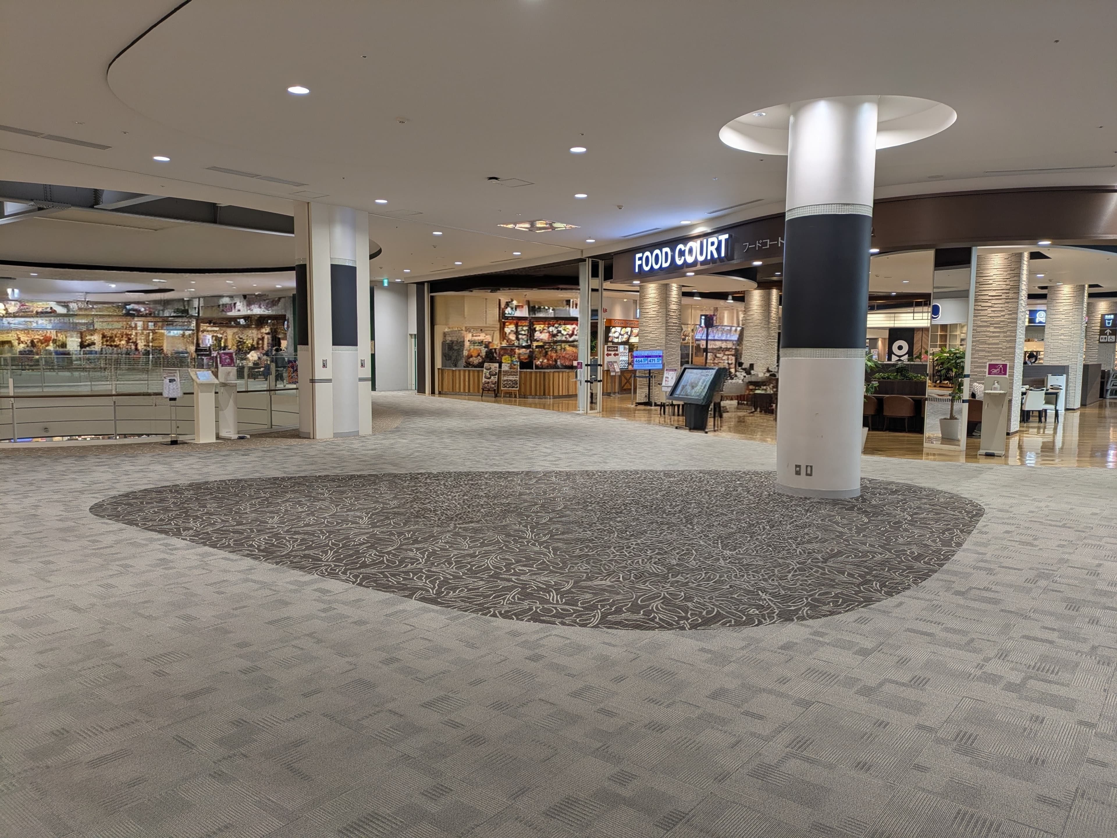 フードコート前