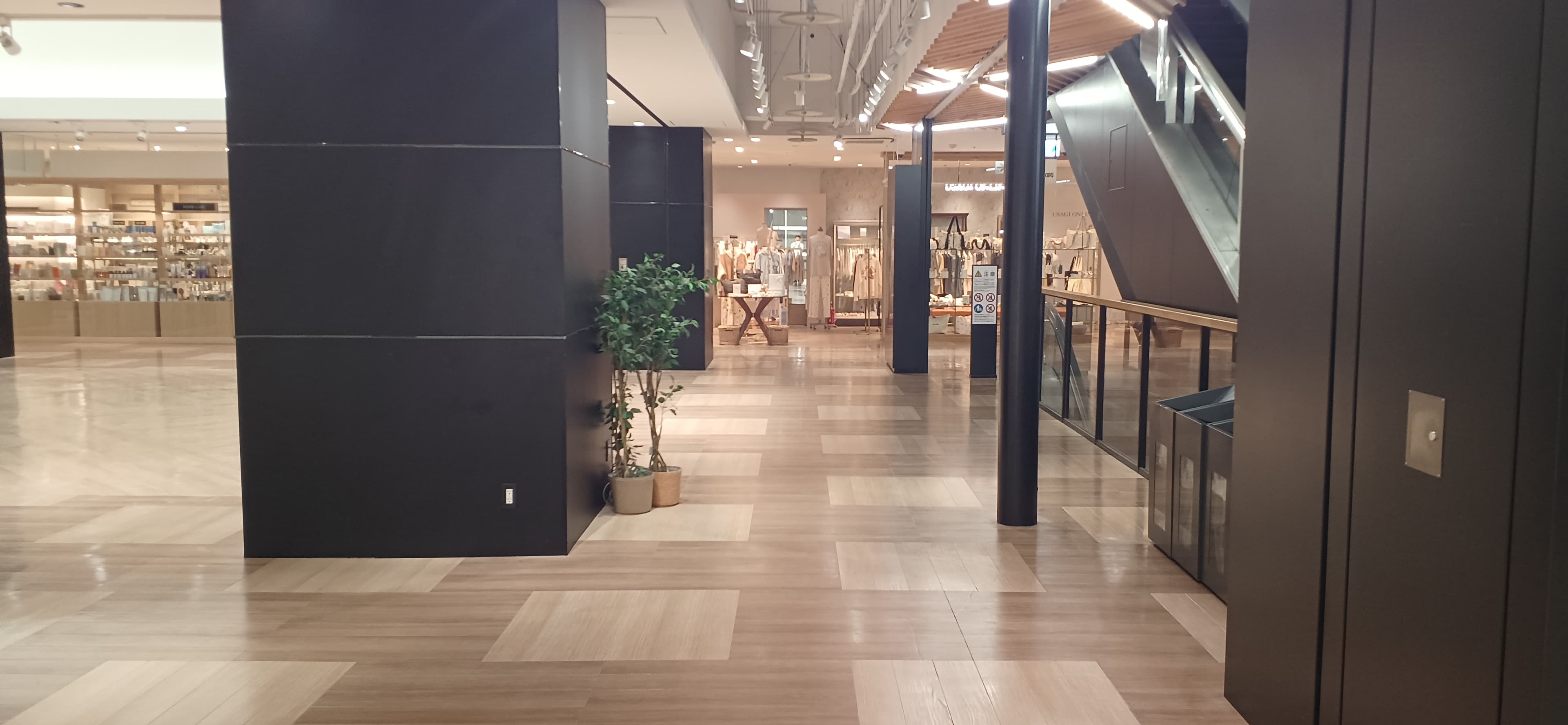 110区画(1Fエスカレータ脇)1