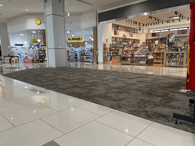 サウス正面入口エスカレーター下