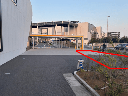 屋外 イオンシネマ前