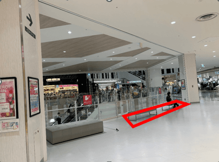 2階ノースコート吹き抜け(ユニクロ前横)