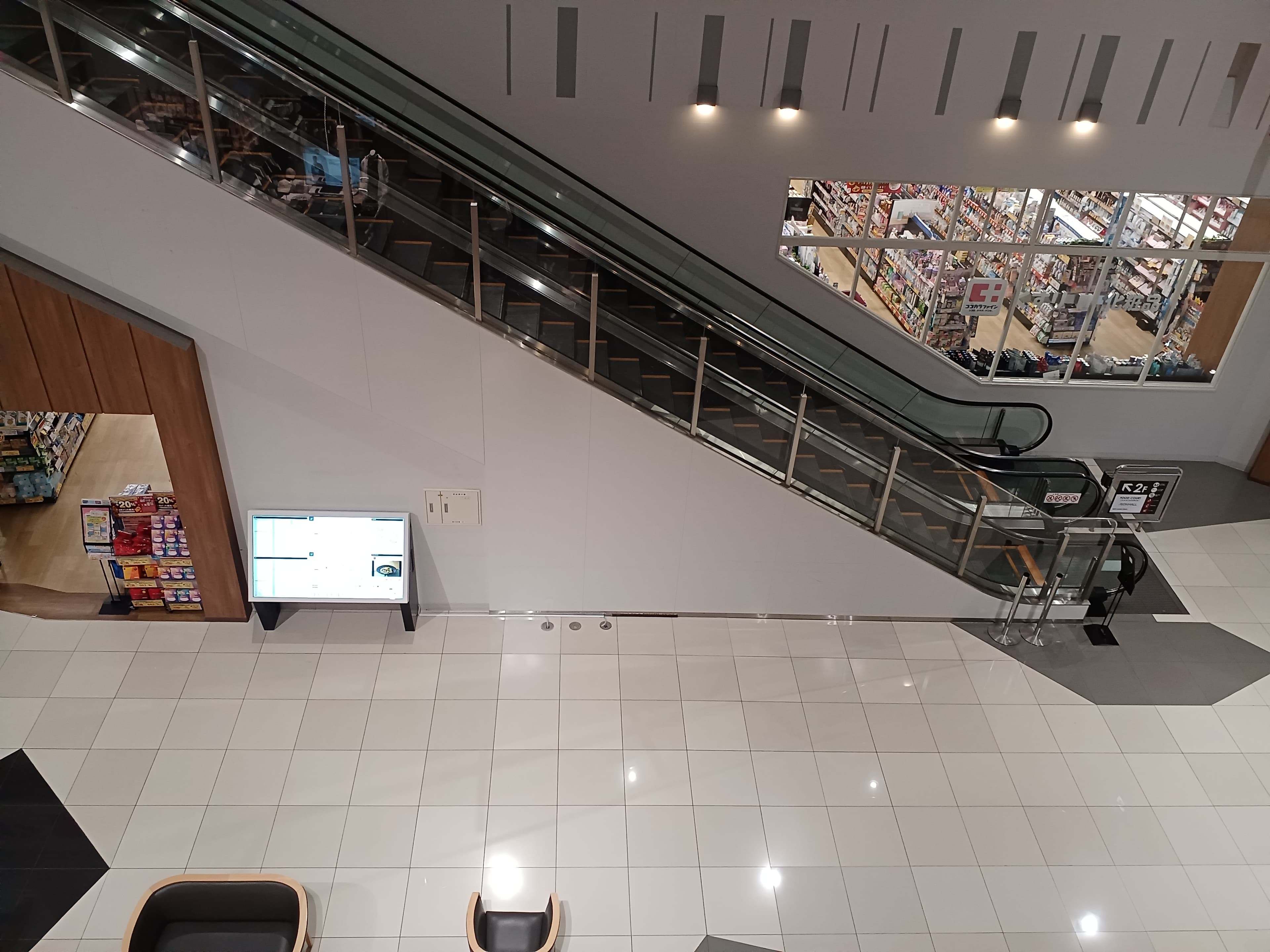 1F A2入口エスカレーター前1