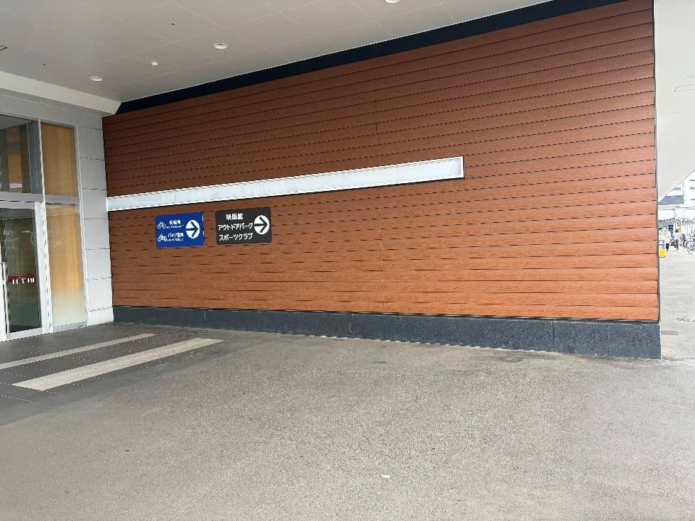 屋外 専門店側西口(郵便局前)