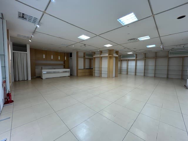 エスカレーター、エレベーターが近くイオン食品売場に隣接した区画1