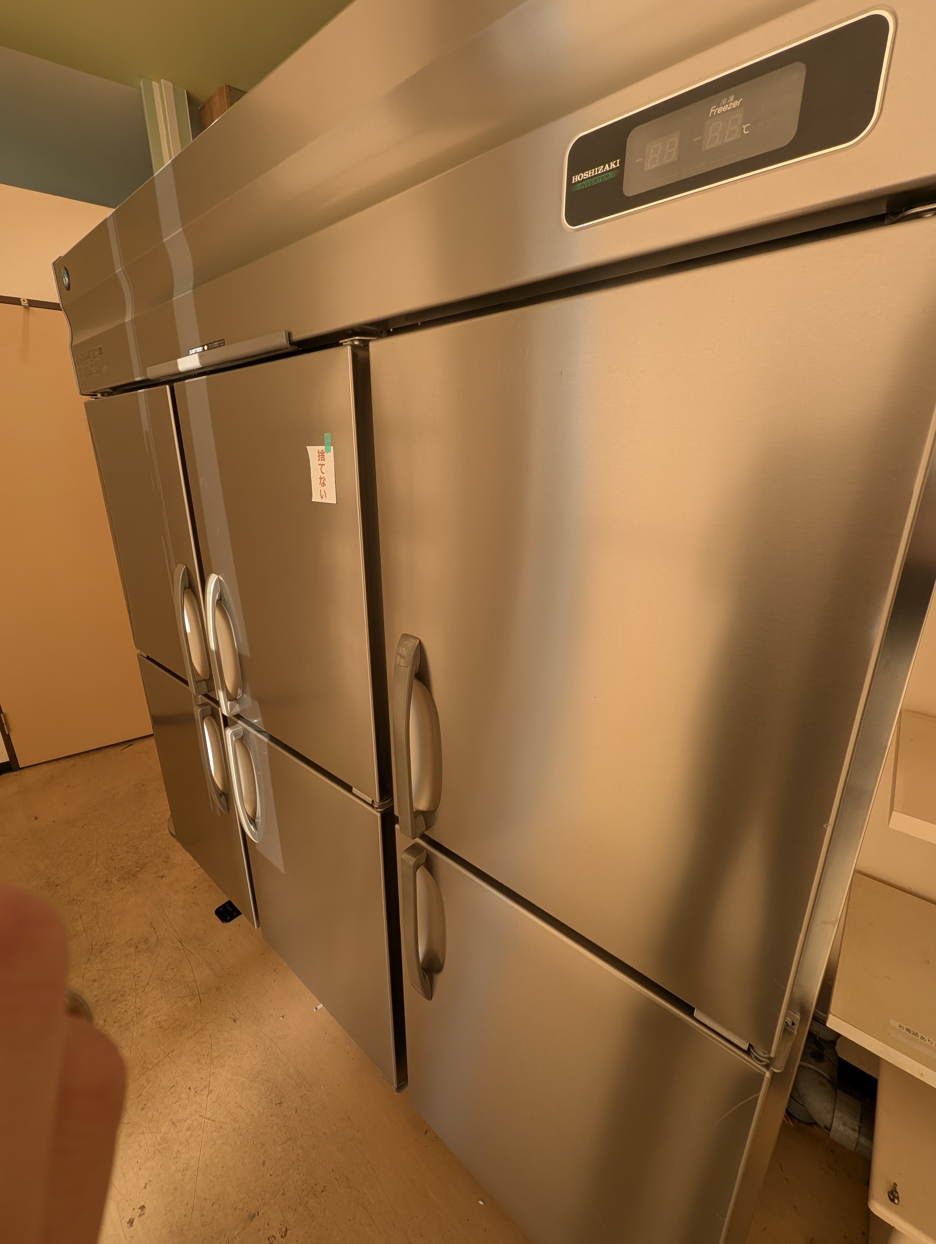 フードコートの中央にある視認性の良い居抜きのスペース1