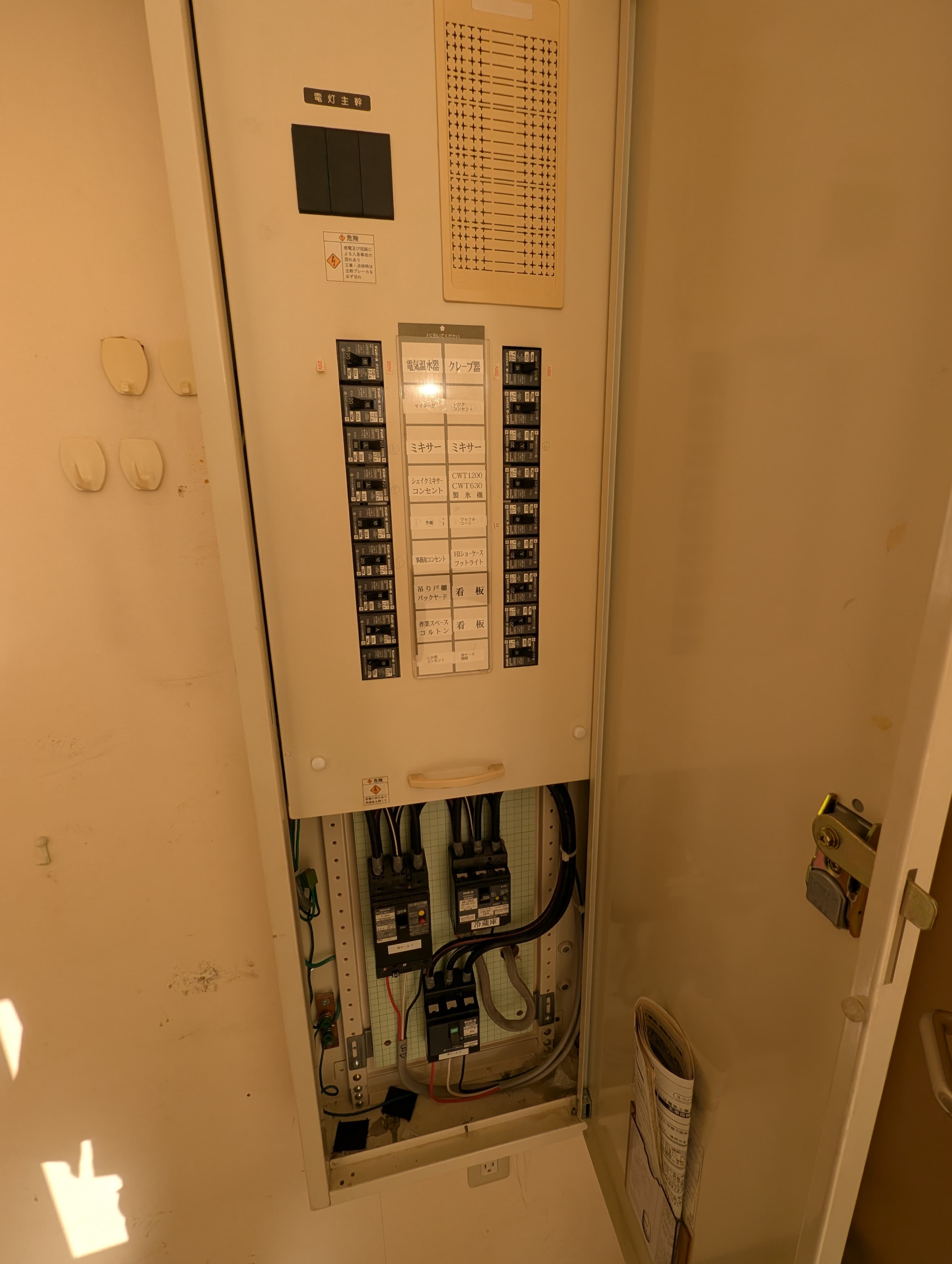 フードコートの中央にある視認性の良い居抜きのスペース2