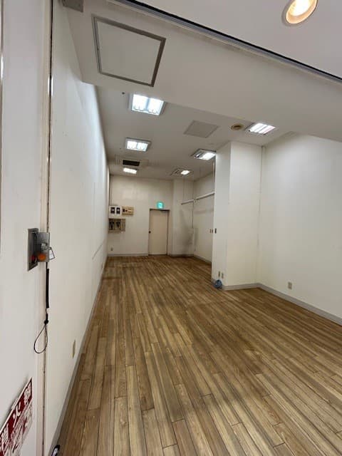 エスカレーター、エレベーター、イオン食品売場に近くトラフィックの多い区画2