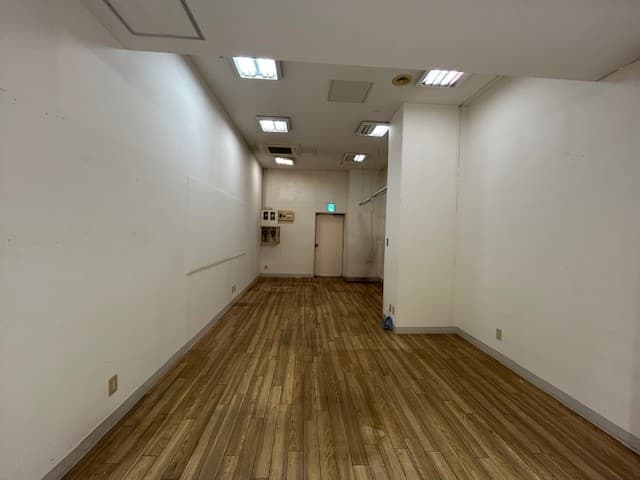 エスカレーター、エレベーター、イオン食品売場に近くトラフィックの多い区画