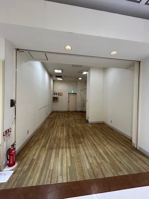 エスカレーター、エレベーター、イオン食品売場に近くトラフィックの多い区画1