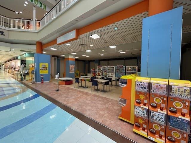 モール中央に位置し、トラフィックも多く視認性に優れる区画