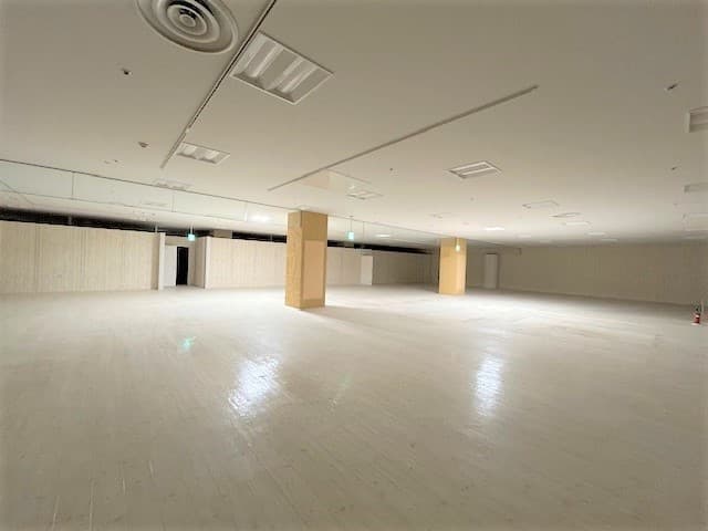 エスカレーター近くで間口が広く視認性に優れる区画