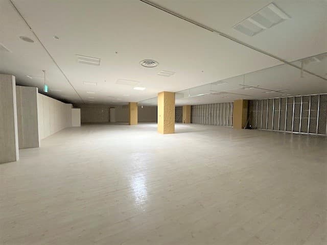 エスカレーター近くで間口が広く視認性に優れる区画1