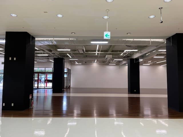 メイン通路突き当りでファミリー層などトラフィックの多い区画