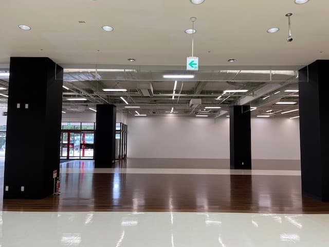 メイン通路突き当りでファミリー層などトラフィックの多い区画