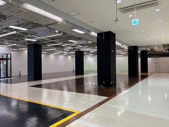 メイン通路突き当りでファミリー層などトラフィックの多い区画1