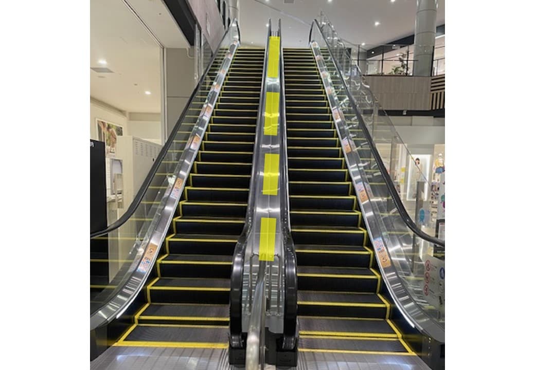 モール内広告 エスカレーター中央レール1