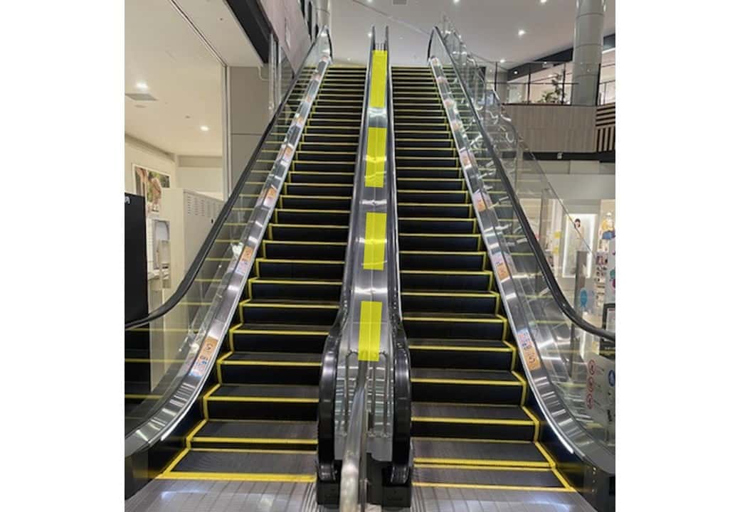 エスカレーター 中央レール