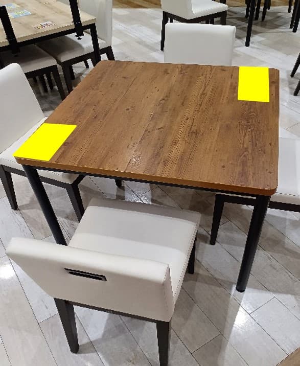 モールメディア広告 2階フードコートテーブル シール貼り