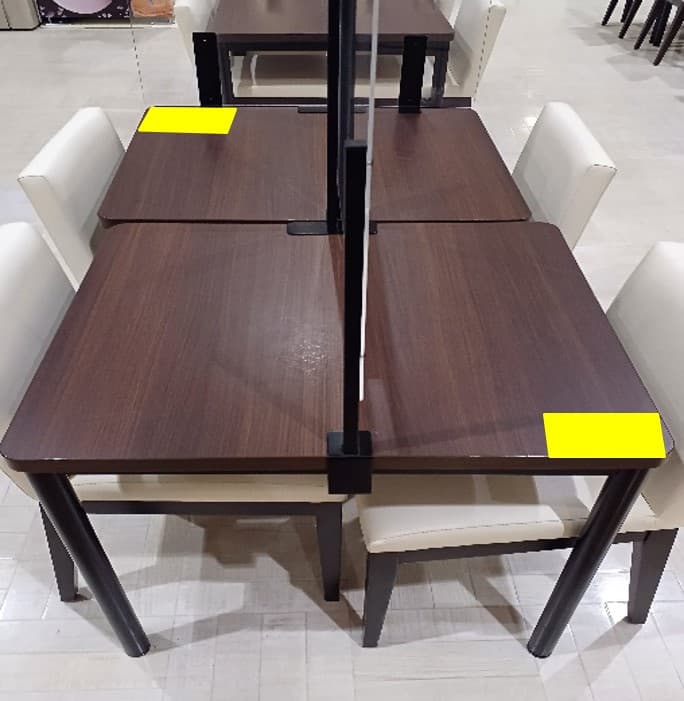 モールメディア広告 2階フードコートテーブル シール貼り1